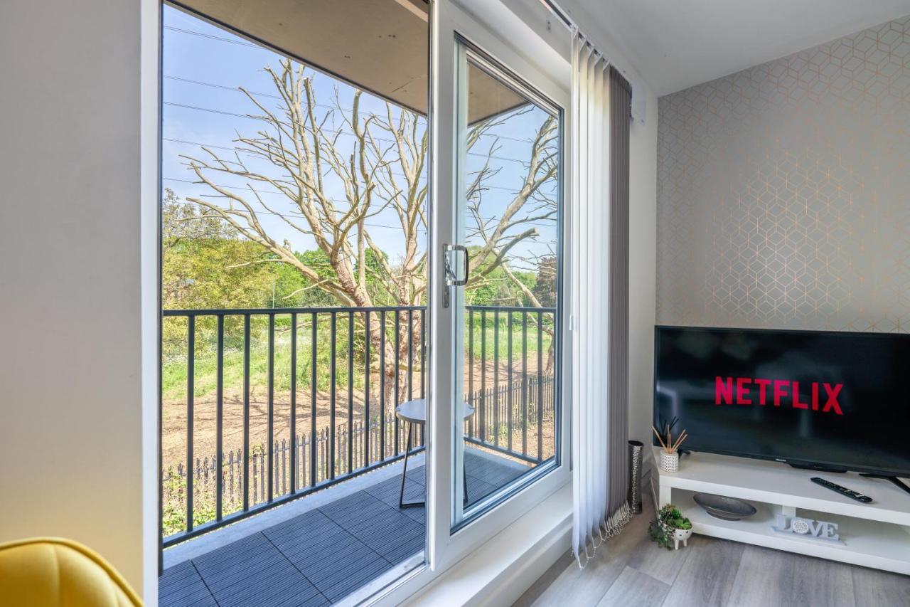 Ash View Place 4 -heathrow - Thorpe Park - Free Parking * Staines-upon-Thames