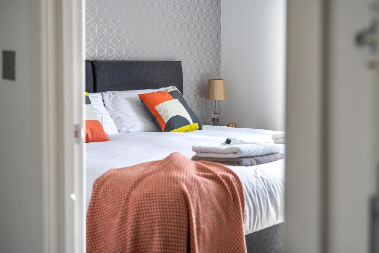 Ash View Place 4 -heathrow - Thorpe Park - Free Parking Apartment