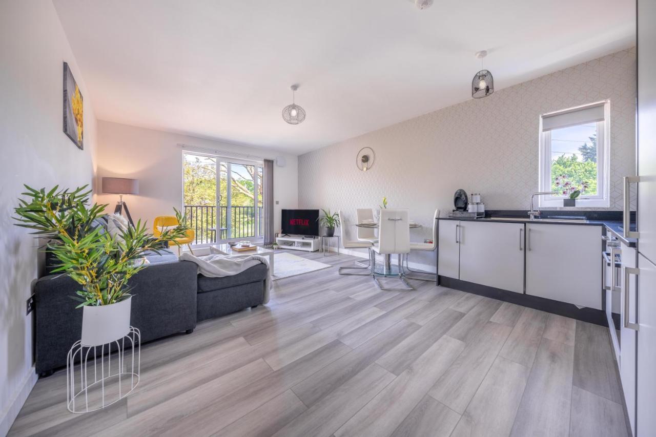 Ash View Place 4 -heathrow - Thorpe Park - Free Parking Apartment *