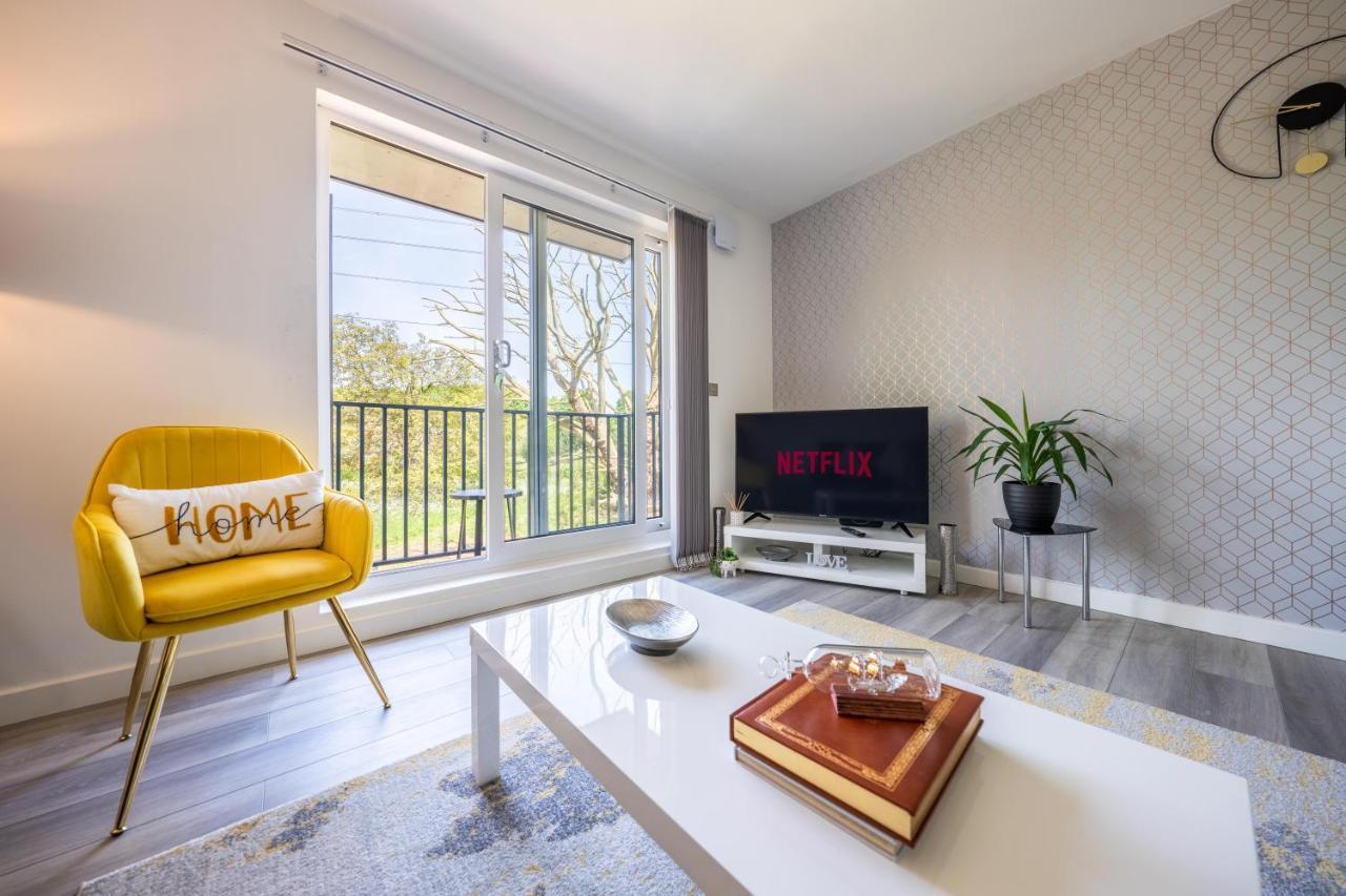 Ash View Place 4 -heathrow - Thorpe Park - Free Parking *