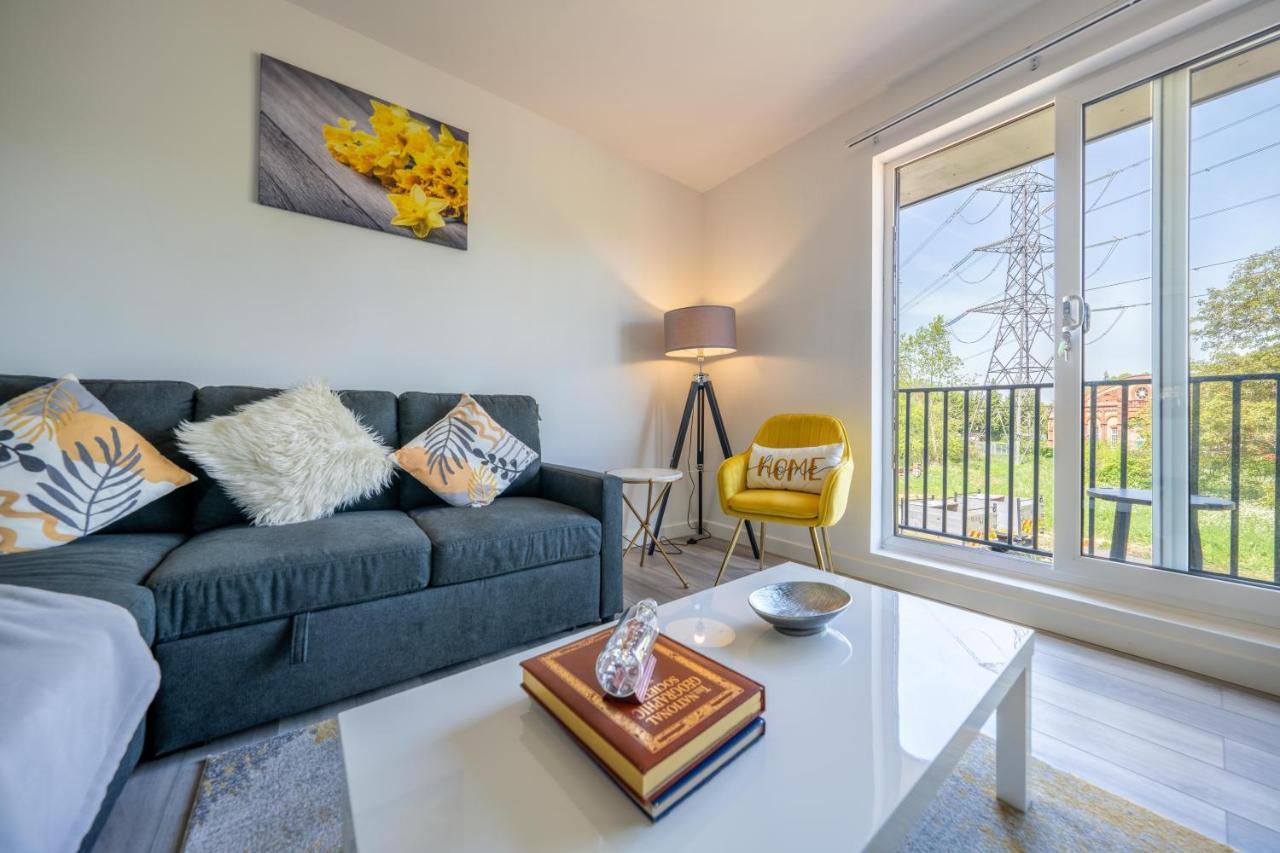 Ash View Place 4 -heathrow - Thorpe Park - Free Parking * Staines-upon-Thames