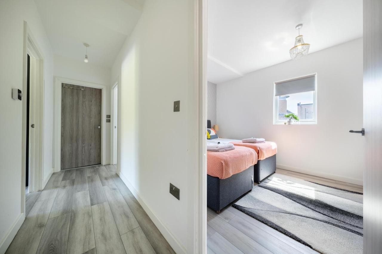 Ash View Place 4 -heathrow - Thorpe Park - Free Parking * Staines-upon-Thames