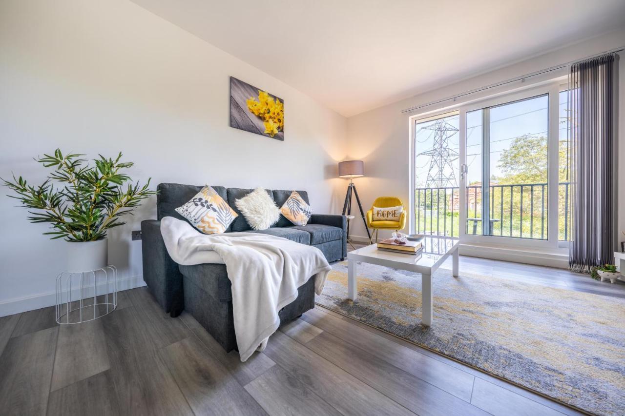 Ash View Place 4 -heathrow - Thorpe Park - Free Parking Apartment *
