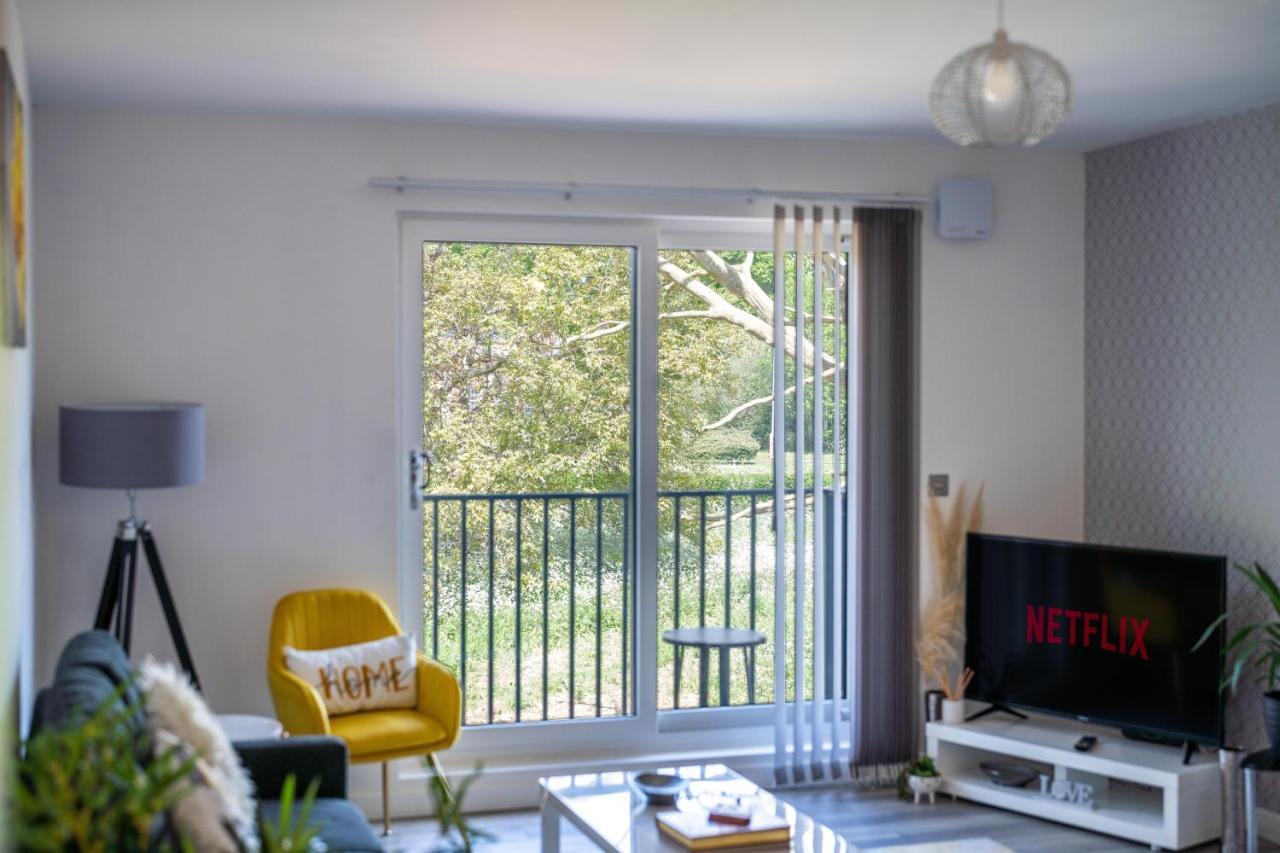 Ash View Place 4 -heathrow - Thorpe Park - Free Parking Staines-upon-Thames