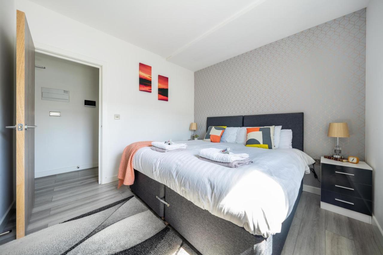 Ash View Place 4 -heathrow - Thorpe Park - Free Parking Staines-upon-Thames